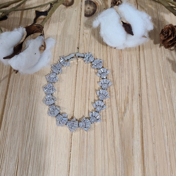 🩶🩶NEW🩶🩶EXQUISITE!! CZ BRACELET IN SILVER 🩶🩶 - Picture 5 of 16
